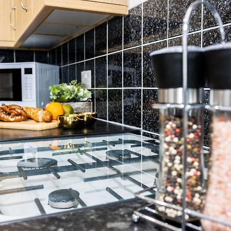 Td Stourb Dudley - Luxurious 3 Bedroom House - Sleeps 7 - Dy1 - Long And Short Stay Brierley Hill Bagian luar foto