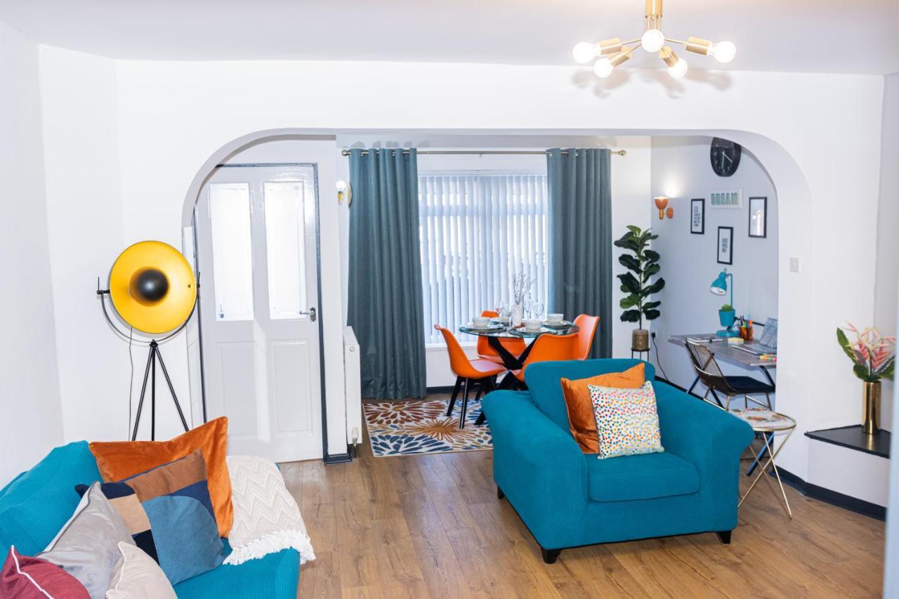 Td Stourb Dudley - Luxurious 3 Bedroom House - Sleeps 7 - Dy1 - Long And Short Stay Brierley Hill Bagian luar foto