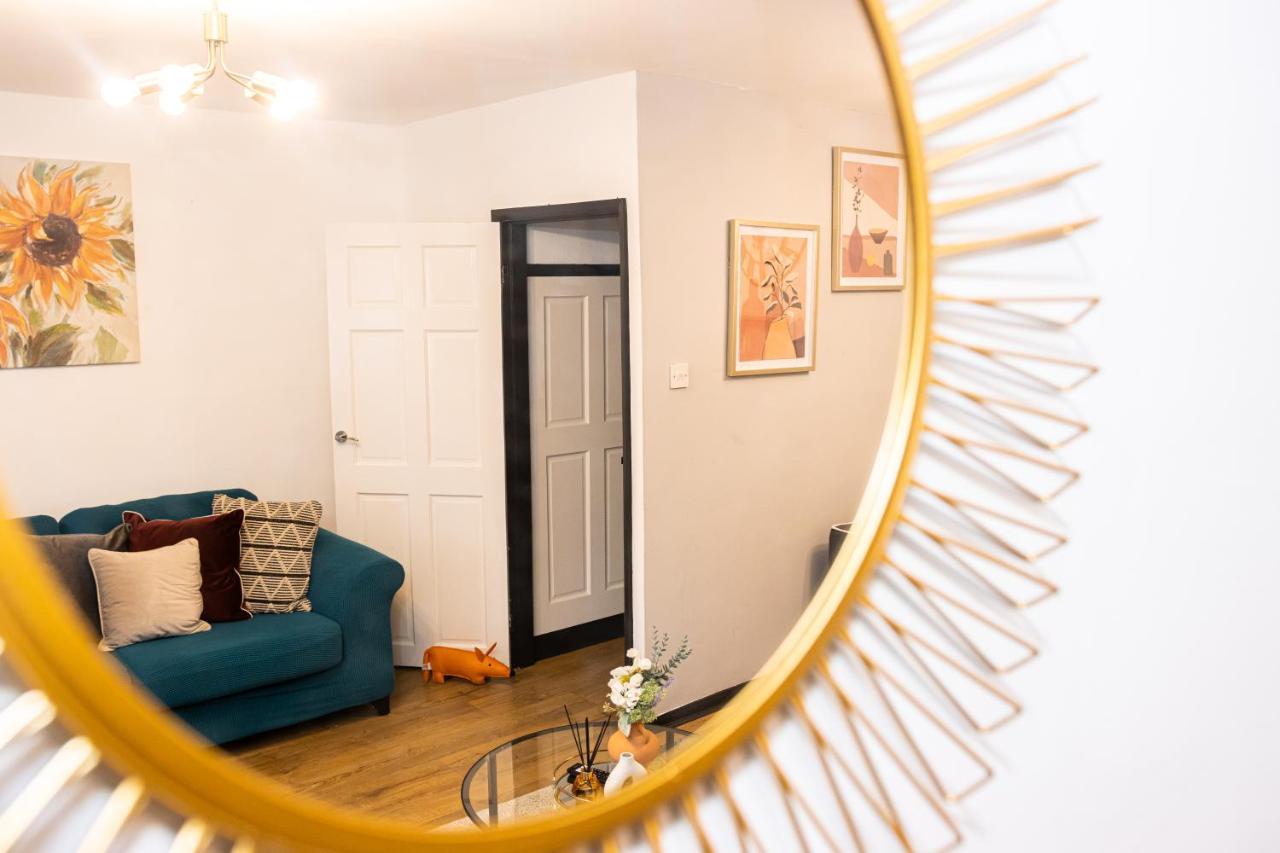 Td Stourb Dudley - Luxurious 3 Bedroom House - Sleeps 7 - Dy1 - Long And Short Stay Brierley Hill Bagian luar foto
