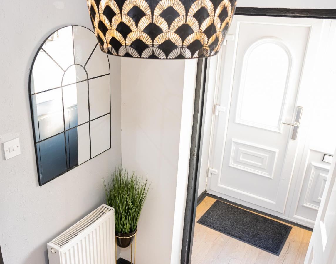 Td Stourb Dudley - Luxurious 3 Bedroom House - Sleeps 7 - Dy1 - Long And Short Stay Brierley Hill Bagian luar foto