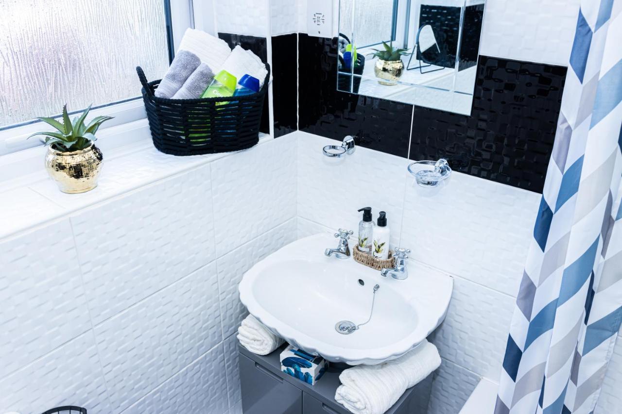 Td Stourb Dudley - Luxurious 3 Bedroom House - Sleeps 7 - Dy1 - Long And Short Stay Brierley Hill Bagian luar foto