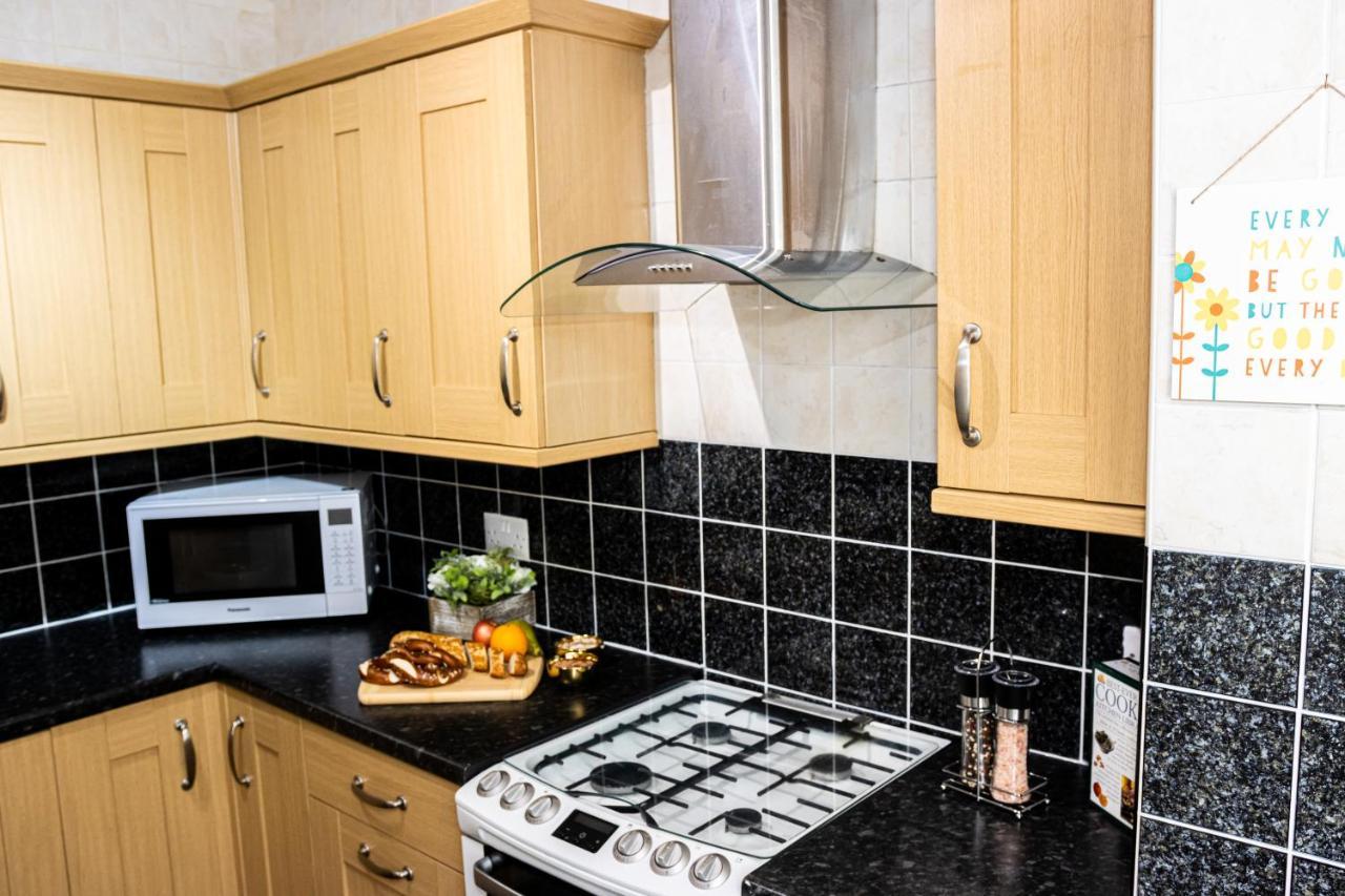Td Stourb Dudley - Luxurious 3 Bedroom House - Sleeps 7 - Dy1 - Long And Short Stay Brierley Hill Bagian luar foto