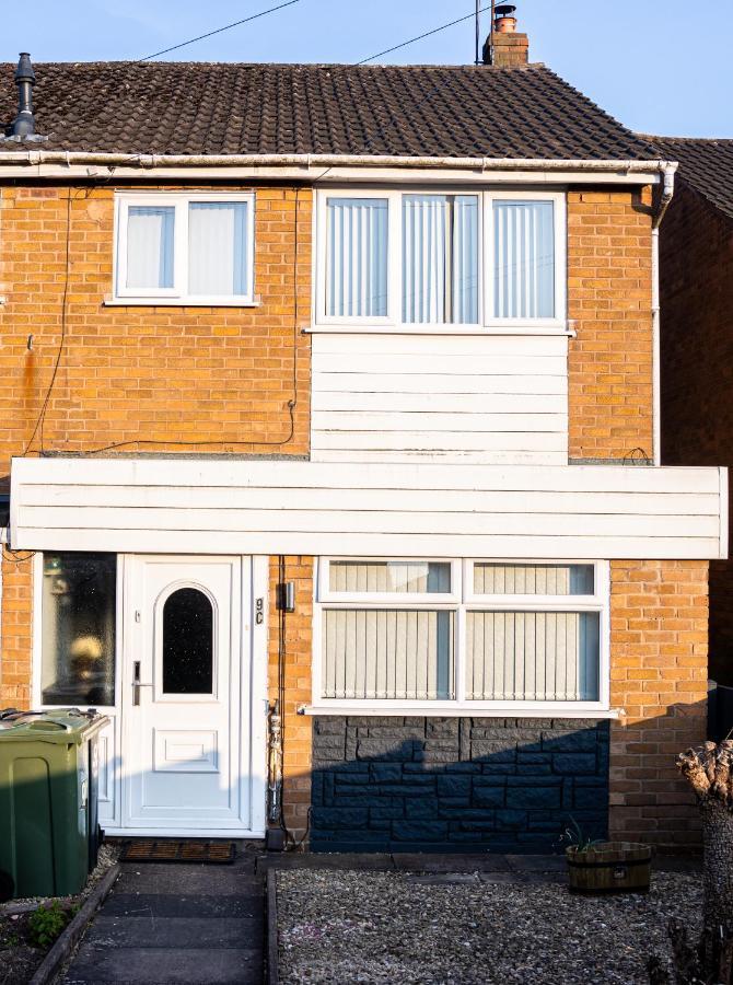 Td Stourb Dudley - Luxurious 3 Bedroom House - Sleeps 7 - Dy1 - Long And Short Stay Brierley Hill Bagian luar foto