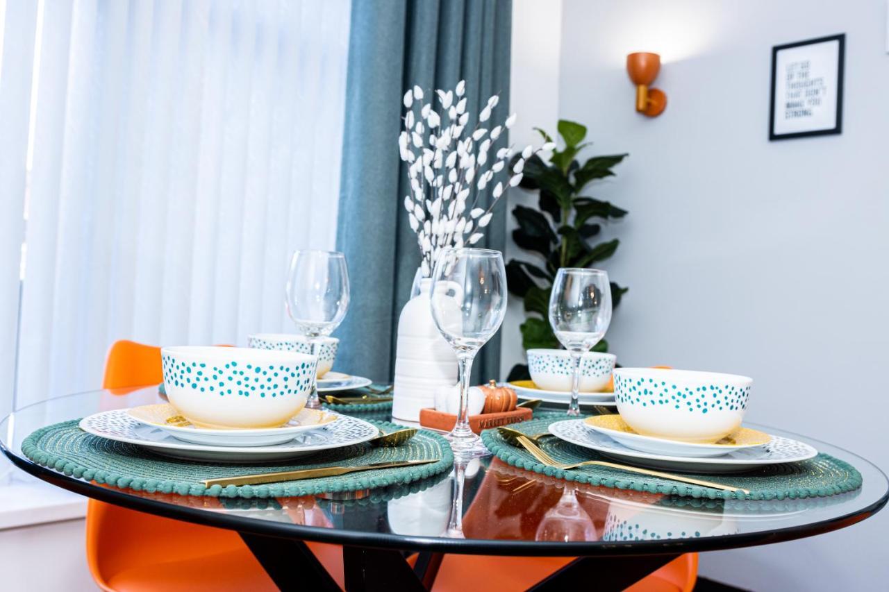 Td Stourb Dudley - Luxurious 3 Bedroom House - Sleeps 7 - Dy1 - Long And Short Stay Brierley Hill Bagian luar foto
