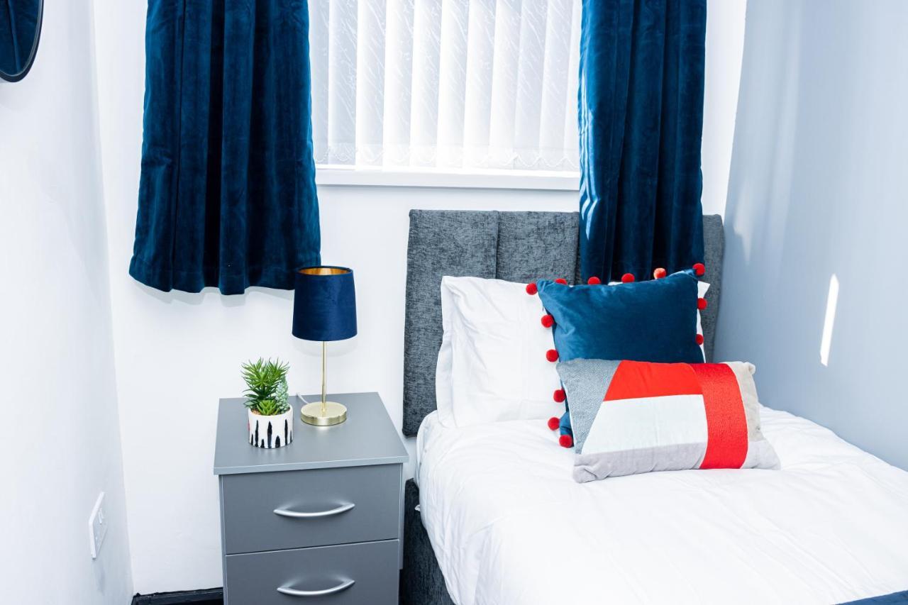 Td Stourb Dudley - Luxurious 3 Bedroom House - Sleeps 7 - Dy1 - Long And Short Stay Brierley Hill Bagian luar foto