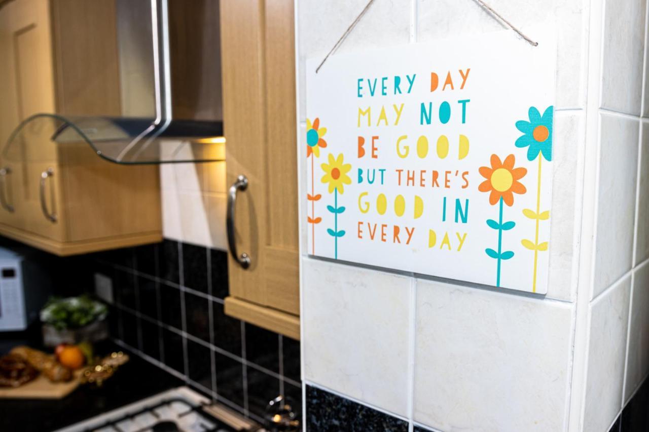 Td Stourb Dudley - Luxurious 3 Bedroom House - Sleeps 7 - Dy1 - Long And Short Stay Brierley Hill Bagian luar foto
