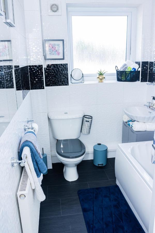 Td Stourb Dudley - Luxurious 3 Bedroom House - Sleeps 7 - Dy1 - Long And Short Stay Brierley Hill Bagian luar foto