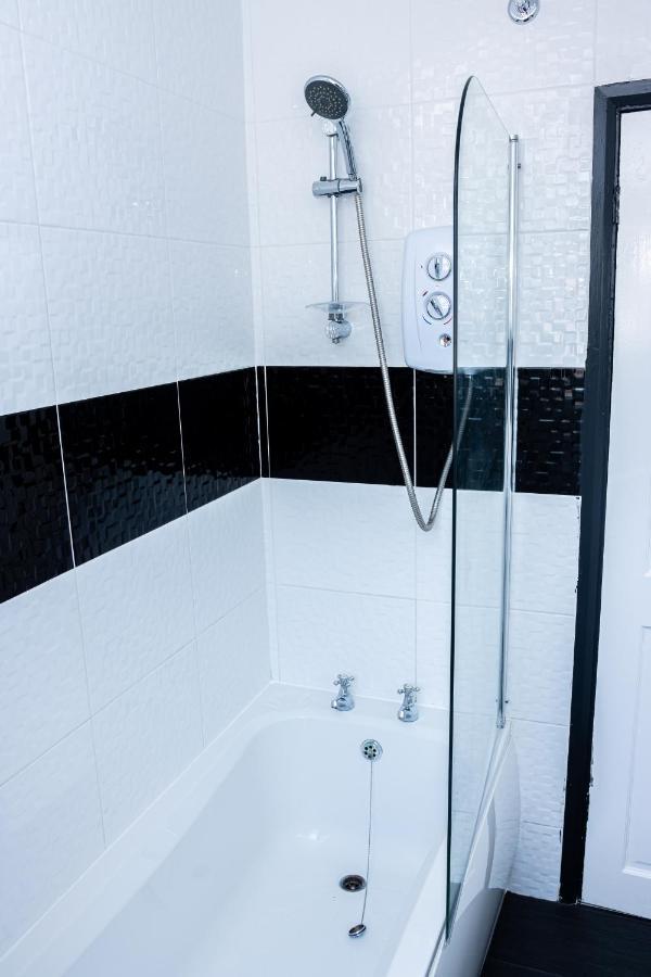 Td Stourb Dudley - Luxurious 3 Bedroom House - Sleeps 7 - Dy1 - Long And Short Stay Brierley Hill Bagian luar foto