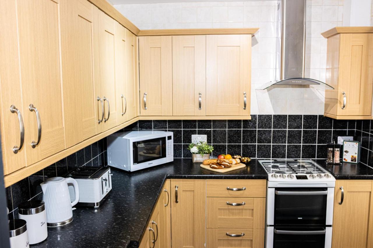 Td Stourb Dudley - Luxurious 3 Bedroom House - Sleeps 7 - Dy1 - Long And Short Stay Brierley Hill Bagian luar foto