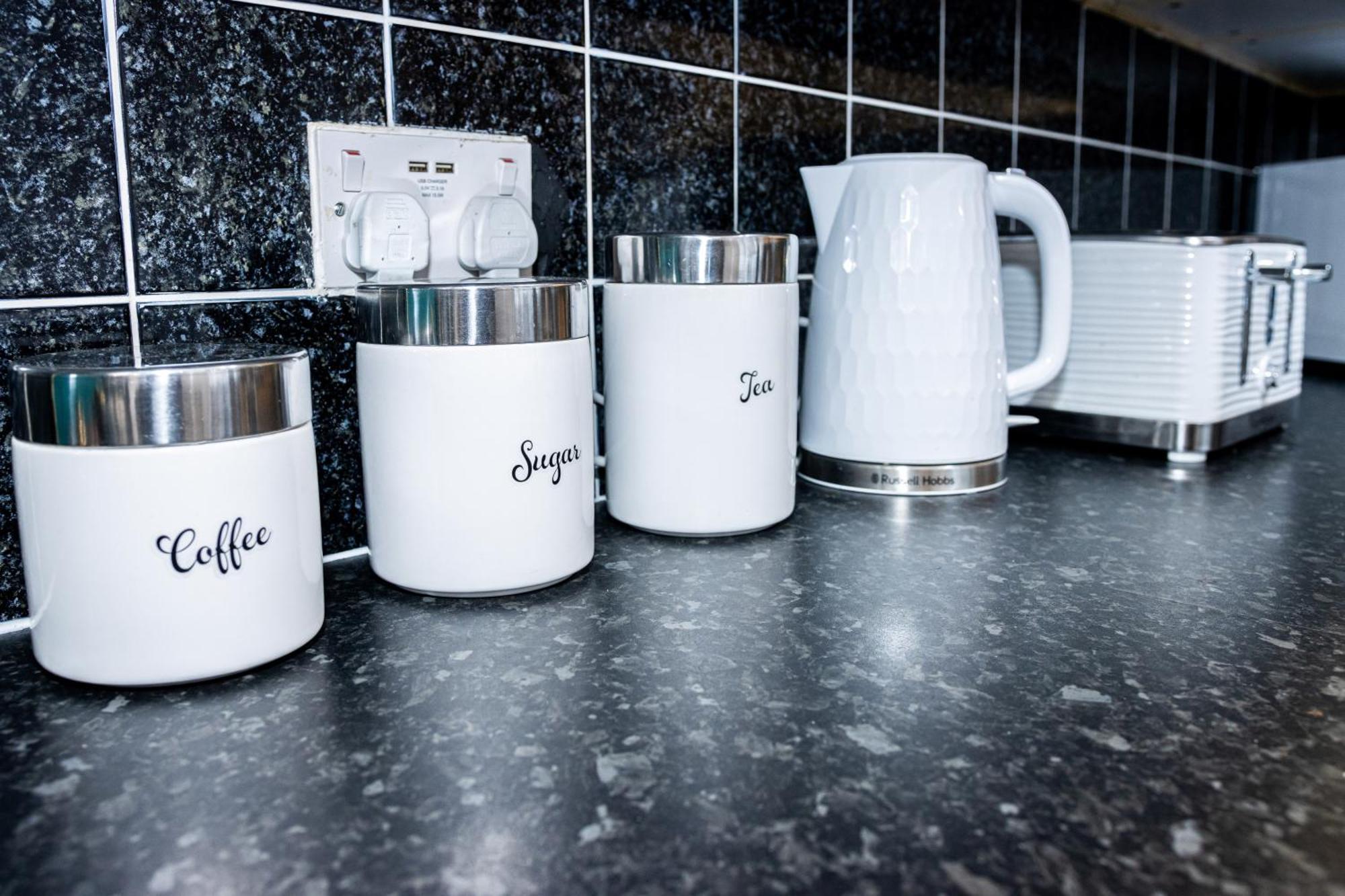 Td Stourb Dudley - Luxurious 3 Bedroom House - Sleeps 7 - Dy1 - Long And Short Stay Brierley Hill Bagian luar foto